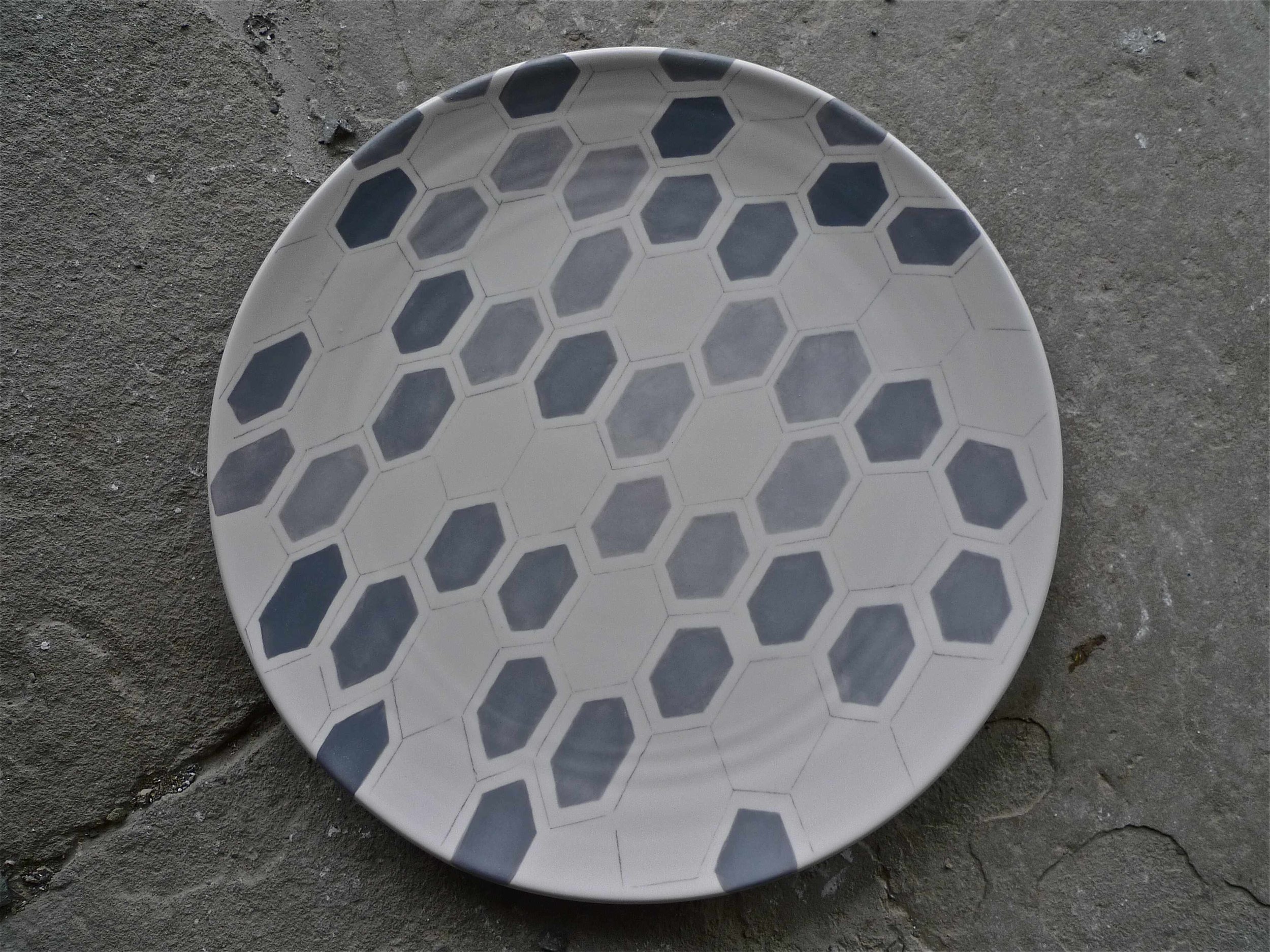 white ceramic body heavy: platter grey hexagon solid and line 2x40cm (250 E)