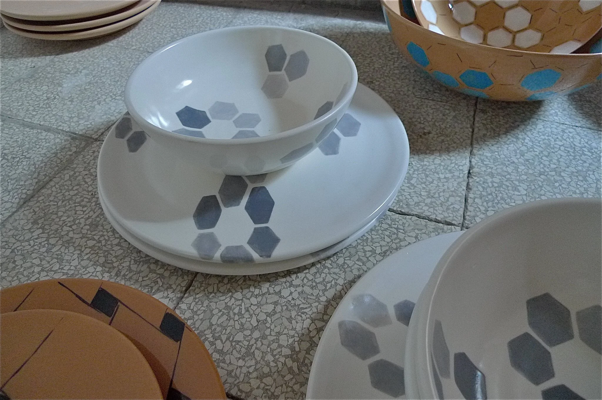 white ceramic body heavy: grey hexagon florets solid: bowl 10x20cm (60E) plate 2x30cm (80E)