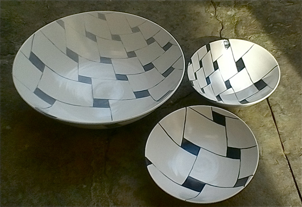 white ceramic light: perspective gradation of grey, bowl 10 x 26cm (110 E), black on white 5x15cm (50E)