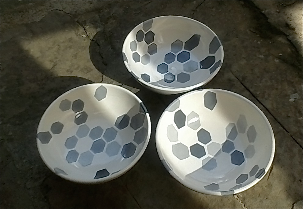 white ceramic body heavy: grey hexagon florets solid: bowl 10x20cm (60E)