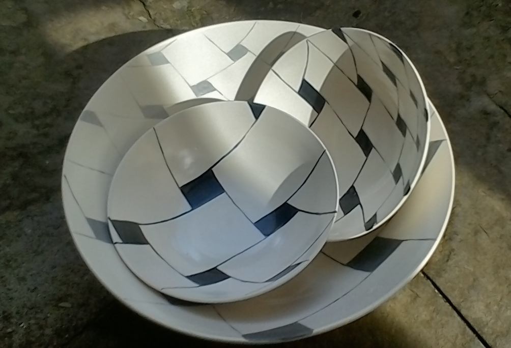 white ceramic light: perspective gradation of grey, bowl 10 x 26cm (110 E), black on white 5x15cm (50E)