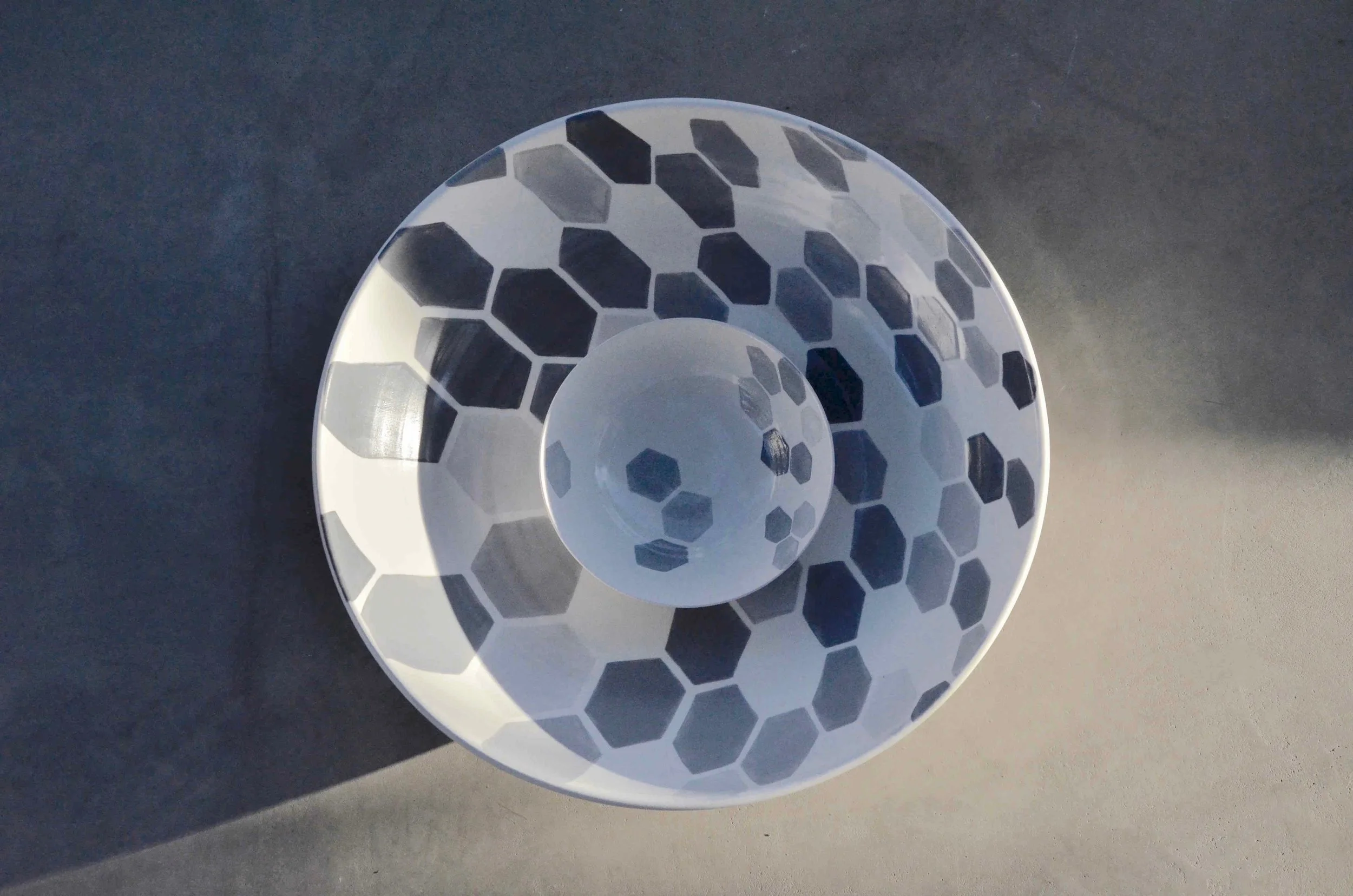 white ceramic body heavy: grey hexagon perspective bowl 16x38 (350E) white ceramic body light bowl 6x15cm (40E)