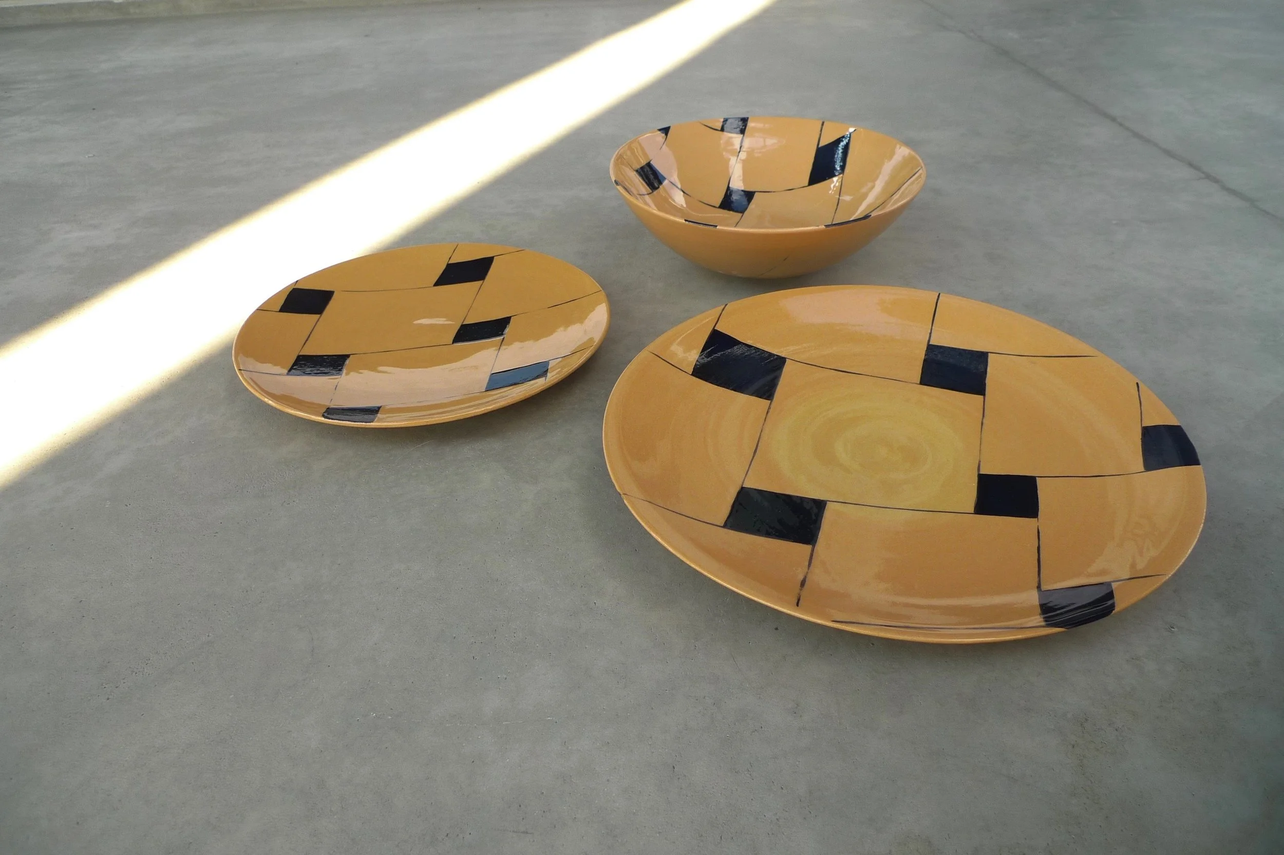 black line perspective tile on light terra cotta: plate 28cm(80),22cm(45), bowl 7x20cm(60)