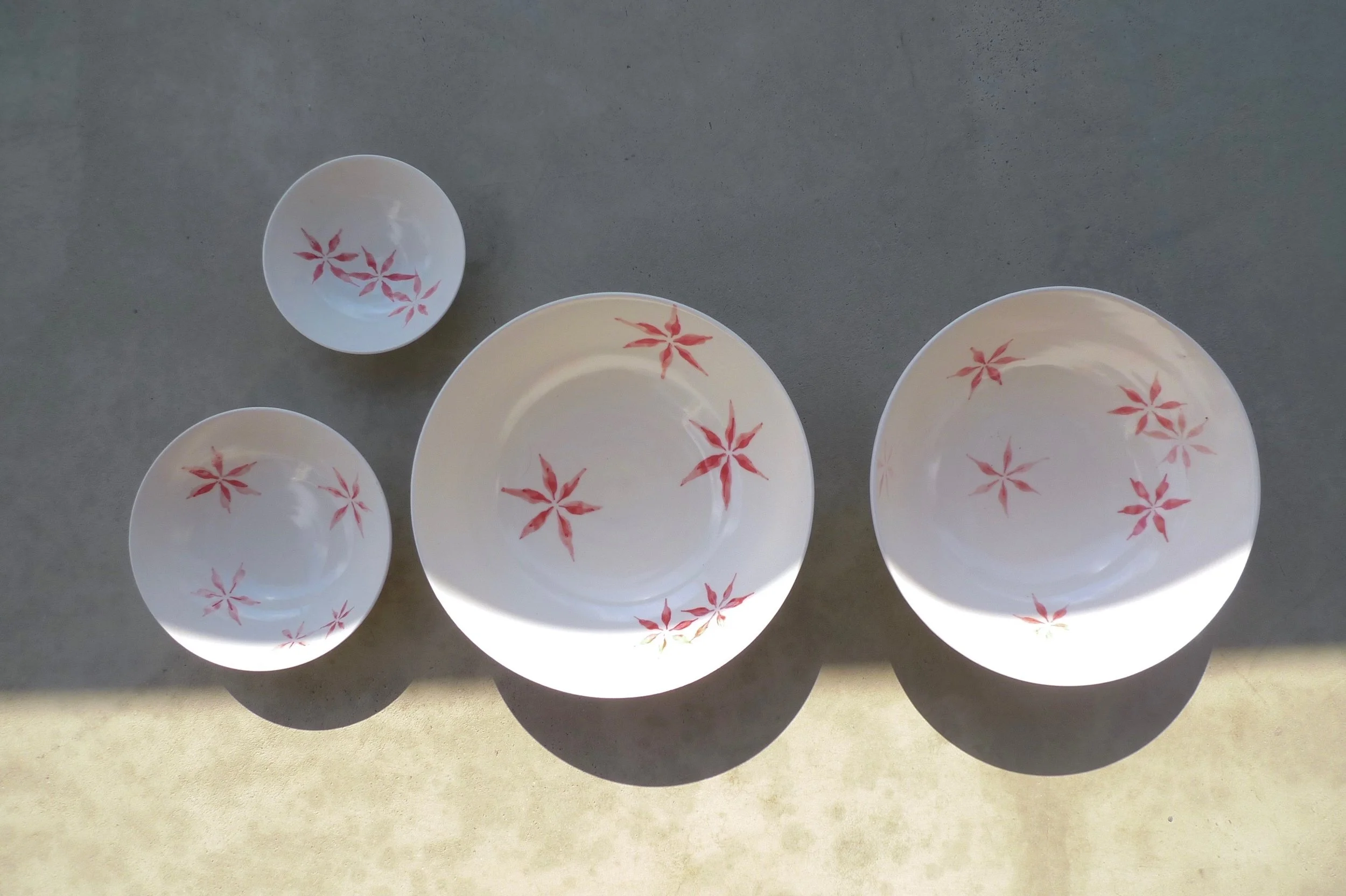 white ceramic body: red hexagon flower bowl 6x16cm (40 E),4x11cm(25E),3x9cm(15)