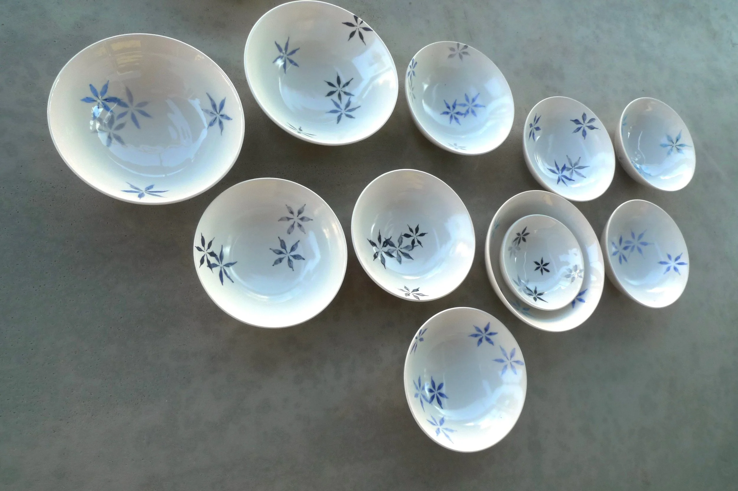 white ceramic body light: hexagon flower bowls various colours/sizes 3x15cm ( E) bowl 3x12cm (E) 3x9cm(E)