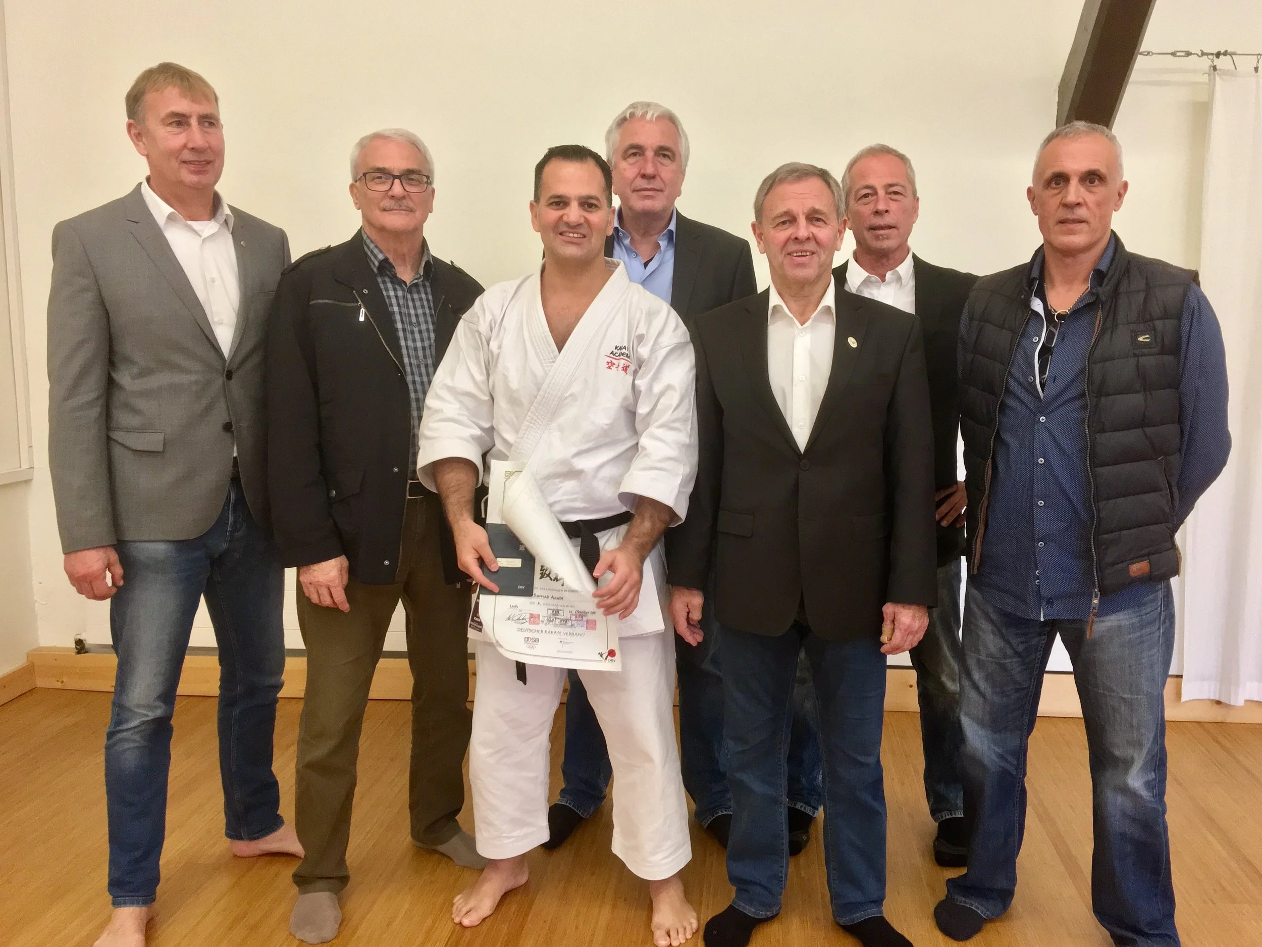 Samad Azadi besteht Prüfung zum 6. Dan