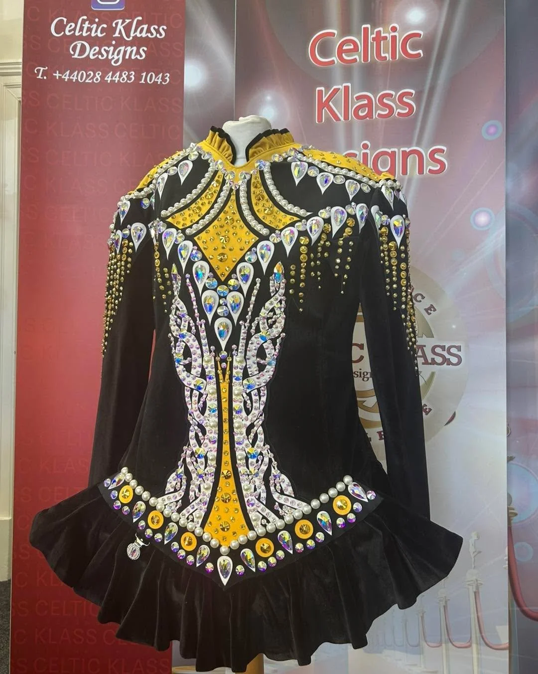 ✨ Shipped to the USA 🇺🇸 ✈️

A timeless colour pairing that never fails to make an impact &mdash; rich black paired with striking mustard yellow creates a look that is both elegant and unforgettable. 🖤💛

This stunning Irish dance dress combines bo