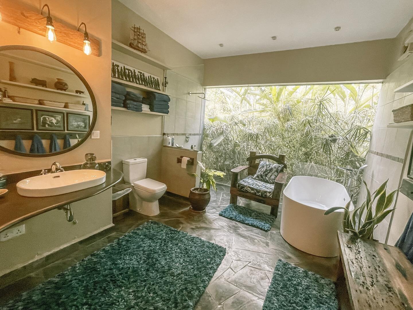 🌴Tropical bathroom vibes!
Our greenwood mirror accompanies this lush bathroom perfectly. 

How lucky to bathe with this view!