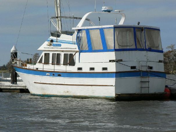 The sundeck layout is less than ideal when at anchor or on a floating dock, as access via transom ladder is perhaps not the best choice for older crew or those who cruise with dogs.