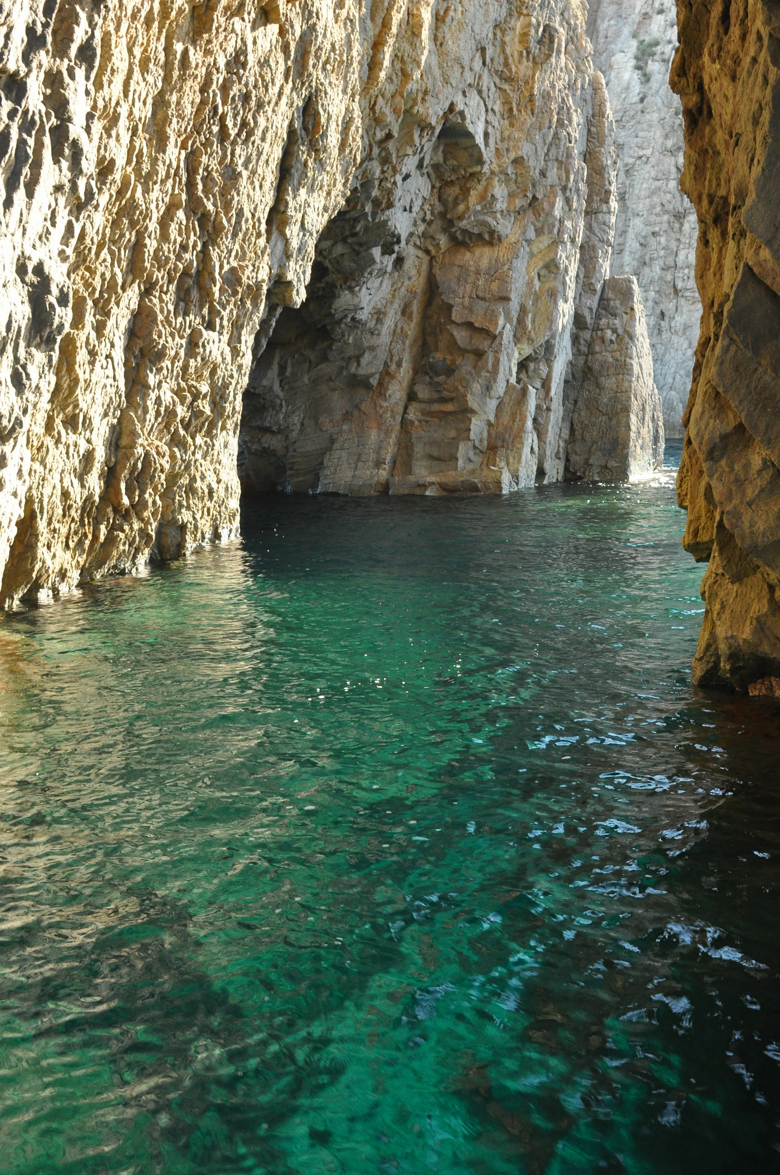 One of three small boat routes thru the pinnacles at the south end of the island. One route may have fit Egret through but we gave it a pass. Better safe than sorry.