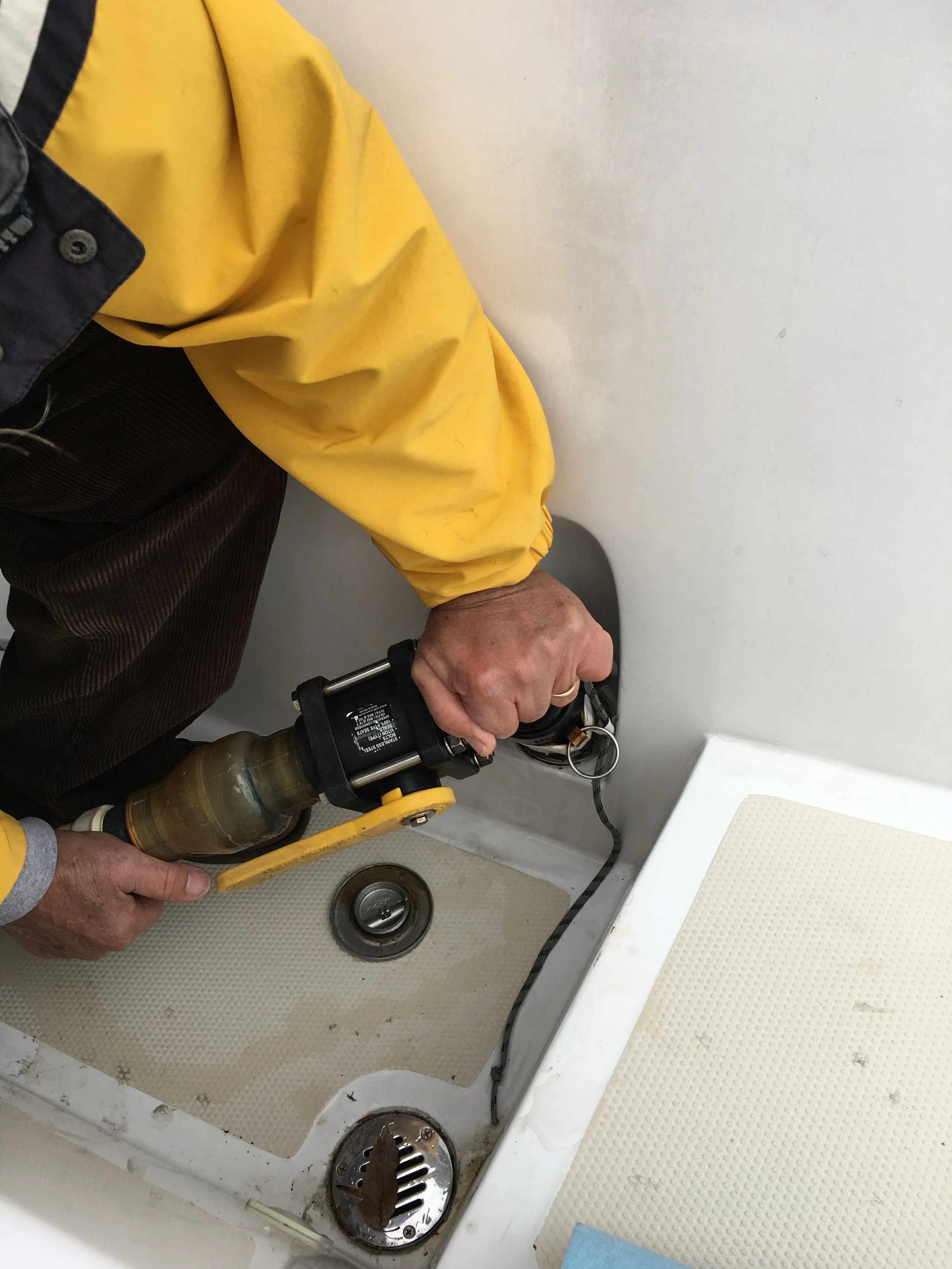 Nothing we did gave us the proper angle for a seal of the pumpout hose, as the handle would hit the side of the recessed fiberglass. No seal meant no vacuum, so it was impossible to empty the holding tank at this pumpout station.