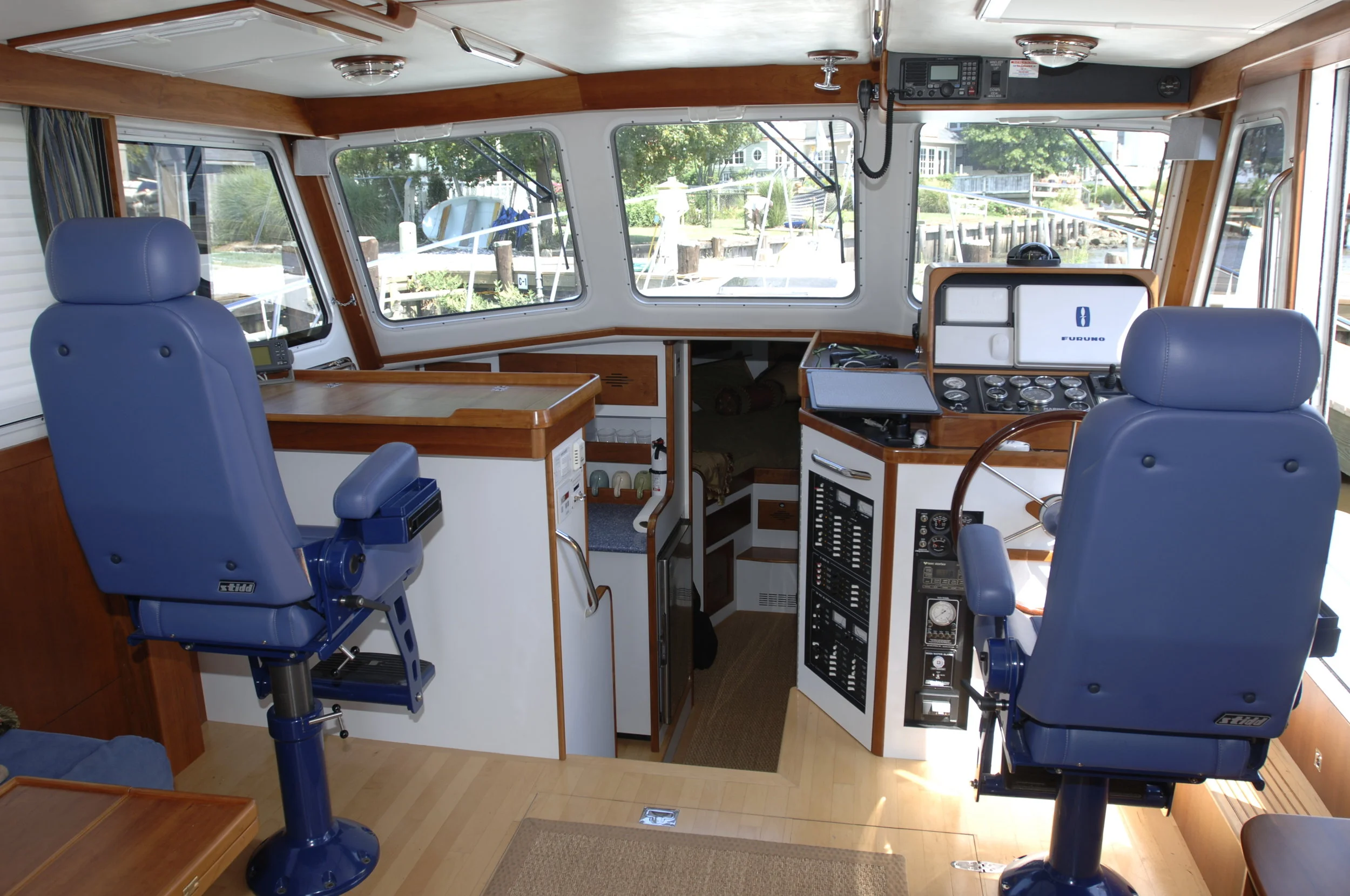 Growler's twin Stidd seats were adjustable in height, and easily turned around to become saloon seating. Great setup.