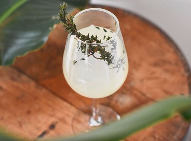 Dusting off a few tried and trues for optimal outdoor cocktail drinking this weekend - more details coming soon! Drink and wear your mask responsibly. .
.
.
THYME WARP 
@bluecoatgin 
Thyme simple syrup 
Fresh lemon juice 
Ginger beer