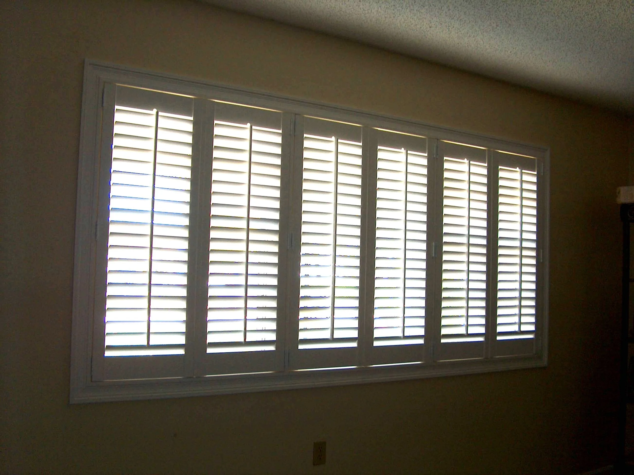 Poly Shutters with 2 1/2" Louver Slats