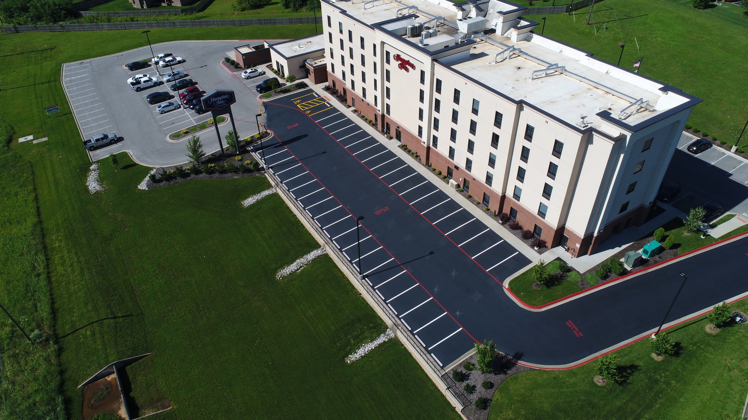 Birds eye view of a hotel’s parking lot near Springfield, Missouri freshly coated by Springfield Striping and Sealing.