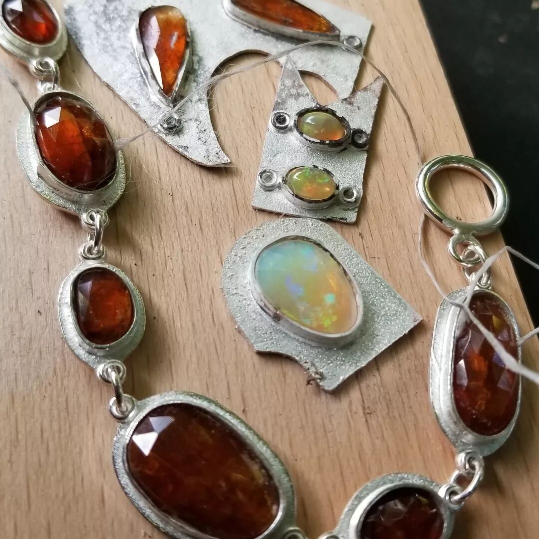 Finishing up some new work this week, sawing and setting stones.

#anitashulerjewelry #orangegemstonebracelet #orangeandmore