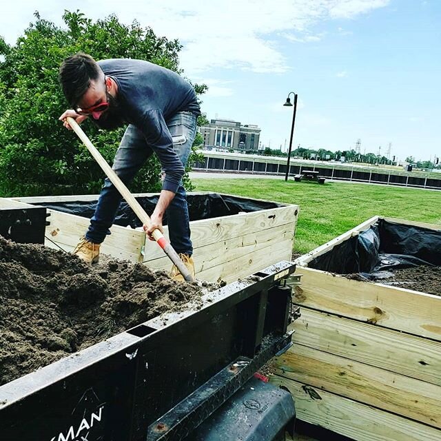 Although we are home and staying safe, we can all guarantee that greening and community will grown stronger than ever!!
. . .
#welovephilly #bettertogether #strive2thrive #growthefuture #thesacredseeds #spreadingroots #sustainability #bullockgardenpr