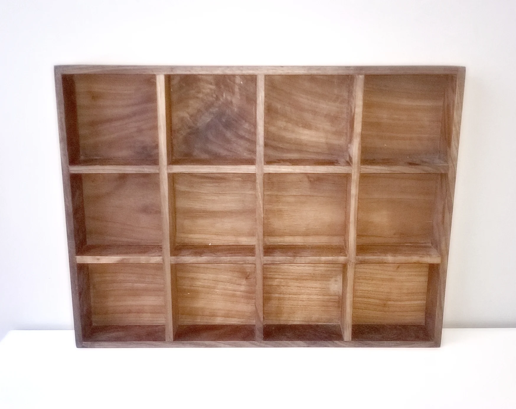 Ruminddelt bakke Olieret valnød 15,5/12,5/9 cm (b/d/h) 1 del kr. 950,- Varenr. Box1-999-09-rooms