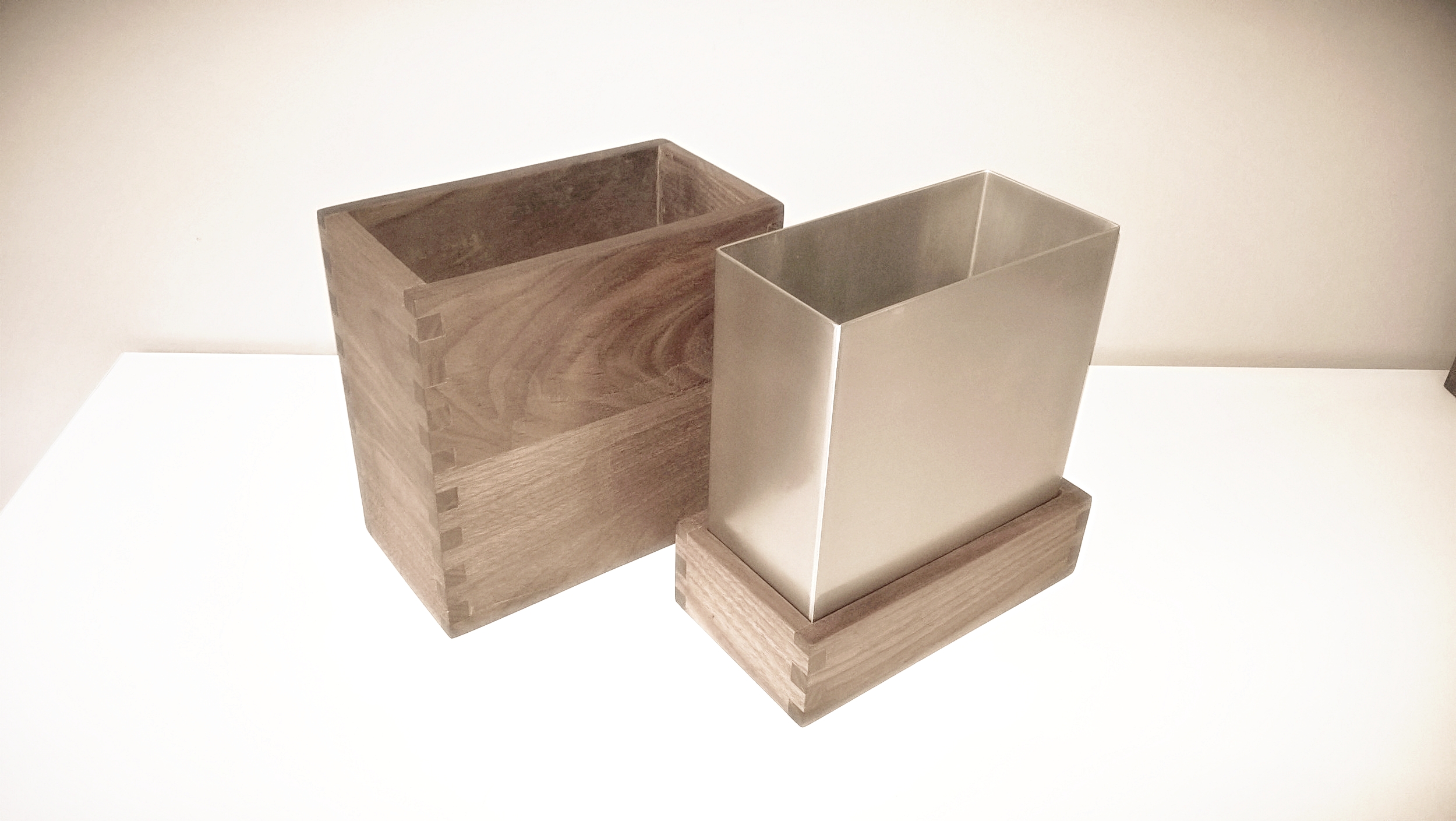 Penlau® dishbox - medium Træ box, olieret valnød 15,5/12,5/9 cm (b/d/h) Stål box, børstet rustfrit stål 13,2/10,215,5 cm (b/d/h) Låg til box, olieret valnød 15,5/12,5/9 cm (b/d/h) Et sæt af 3 dele kr. 1.000,- Varenr. Box3-888-04-medium