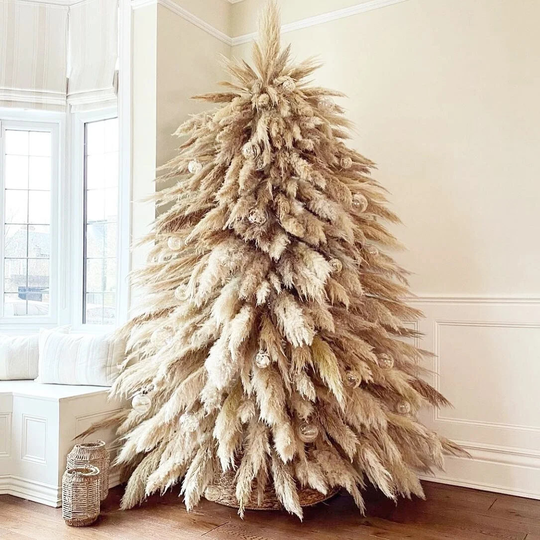 ✨ m o m e n t s ✨ With all of the many moments this season brings, I hope you are finding some space to take a breath; A moment or two to collect your thoughts, a moment to celebrate all you made it through this year, and find hope for all that is to come, A moment to give that extra hug, to slow down and find joy, 
A moment to reflect, restore and rest; 
A moment to Be Still,🌿
.
.
.
.
📸: This oh-so-beauuuutiful creation that deserves ALL the moments of appreciation, was made by the amazing @elari_events 😍 🤍
.
.
.
.
.
.
.
.
.
.
.
.
.
.
.
.
#rest #moment #breathe #pause #findjoy #bestill #amomentofcalm #hope #massagetherapy #healinghands #massagenz #happyholidays #tistheseason #bestillmassagetherapy #wellington #newzealand #aotearoa