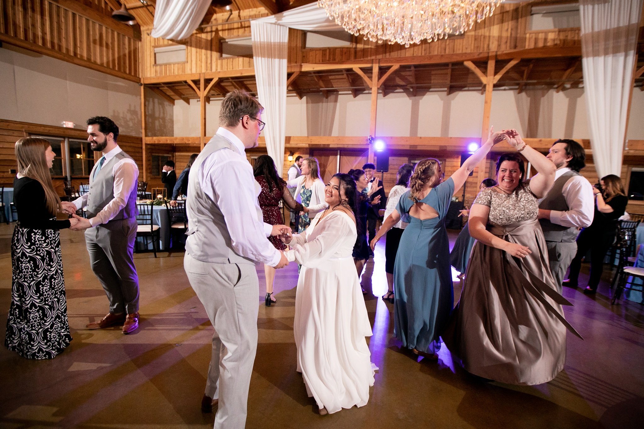 reception dancing at sycamore farms