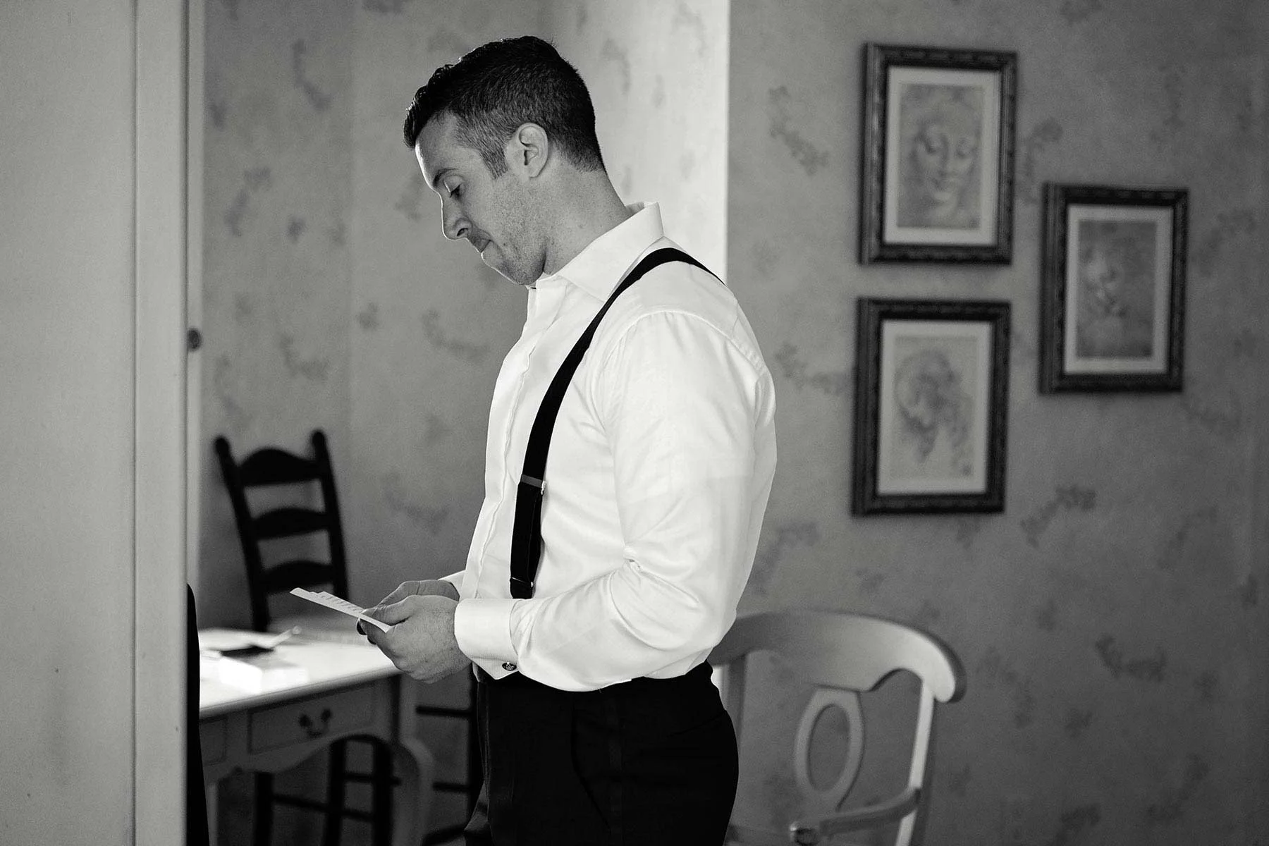 03_groom_rehearses_vows_at_Oheka_castle.jpg