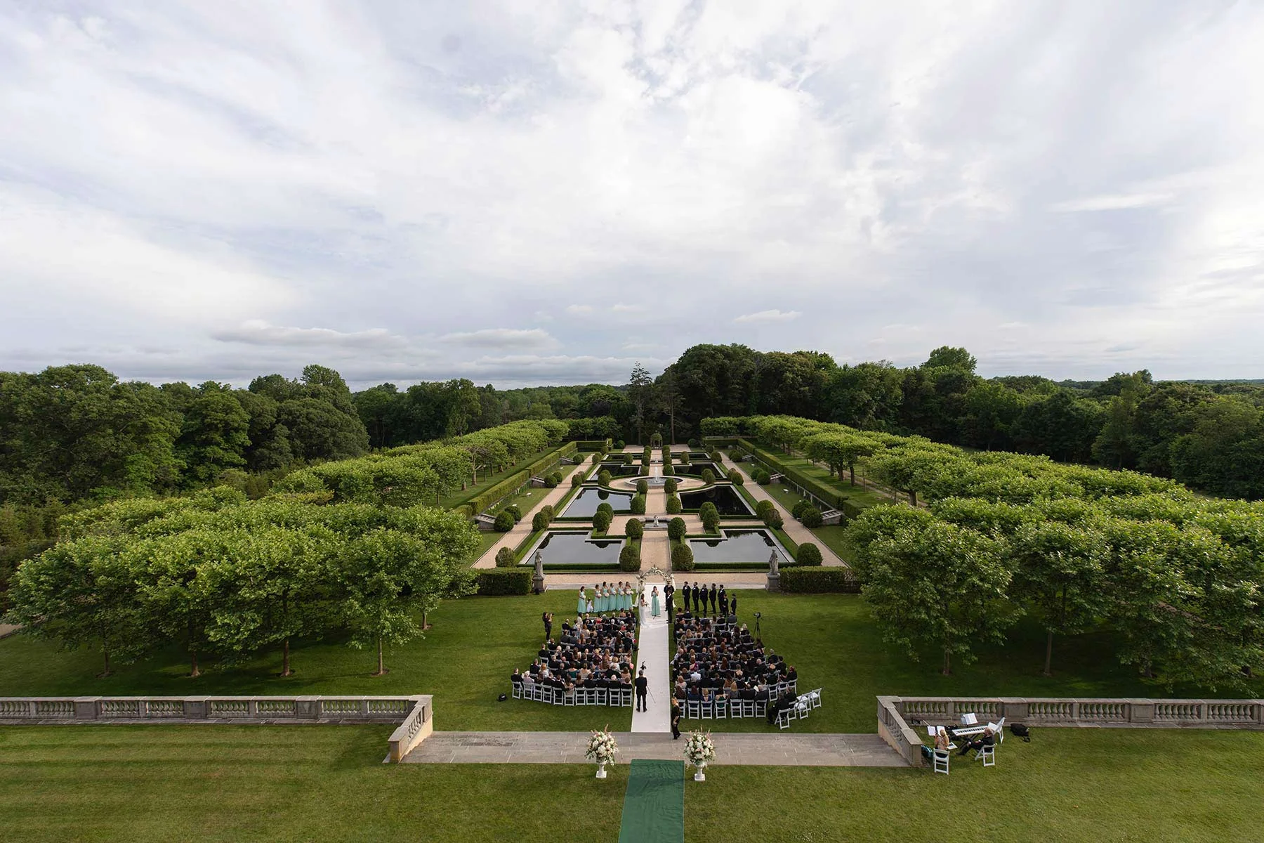 21_Wideangle_overview_of_Oheka_castle_wedding_ceremony.jpg