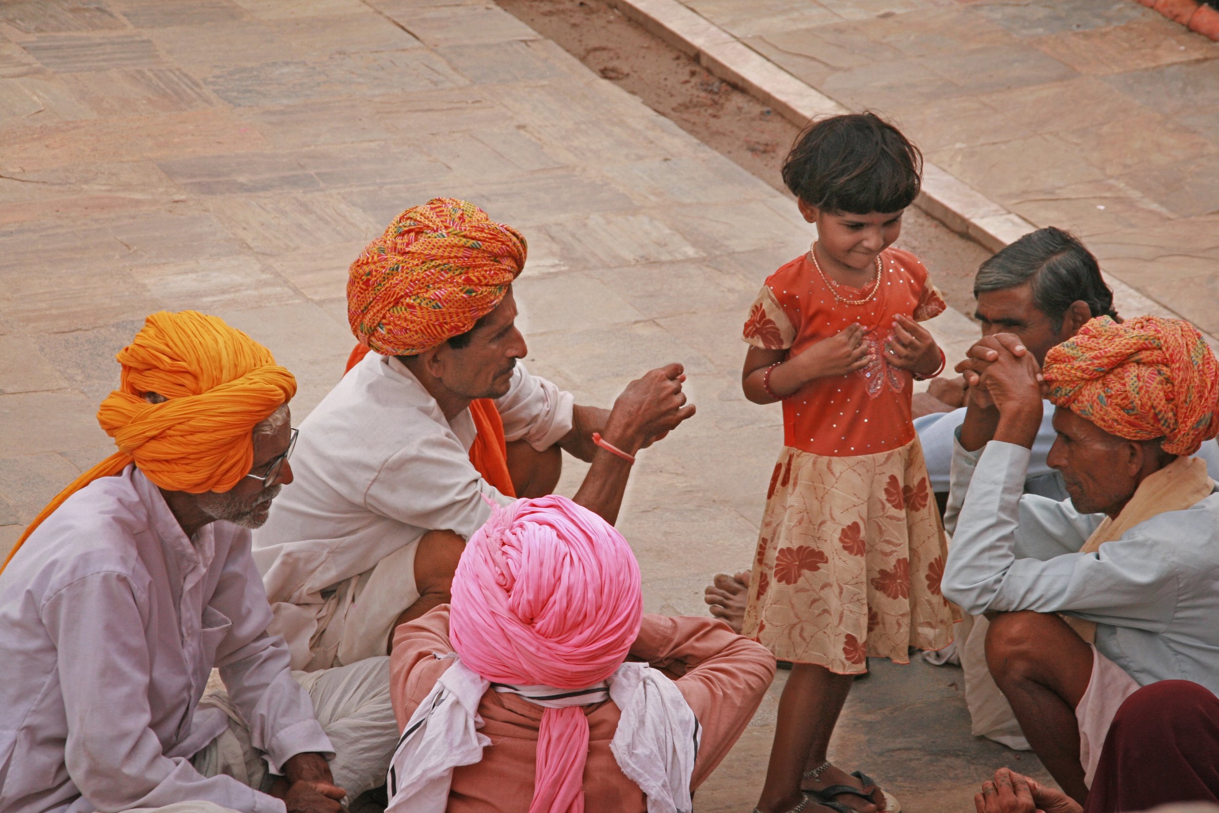 Bambina tra adulti India 2010 258.jpg