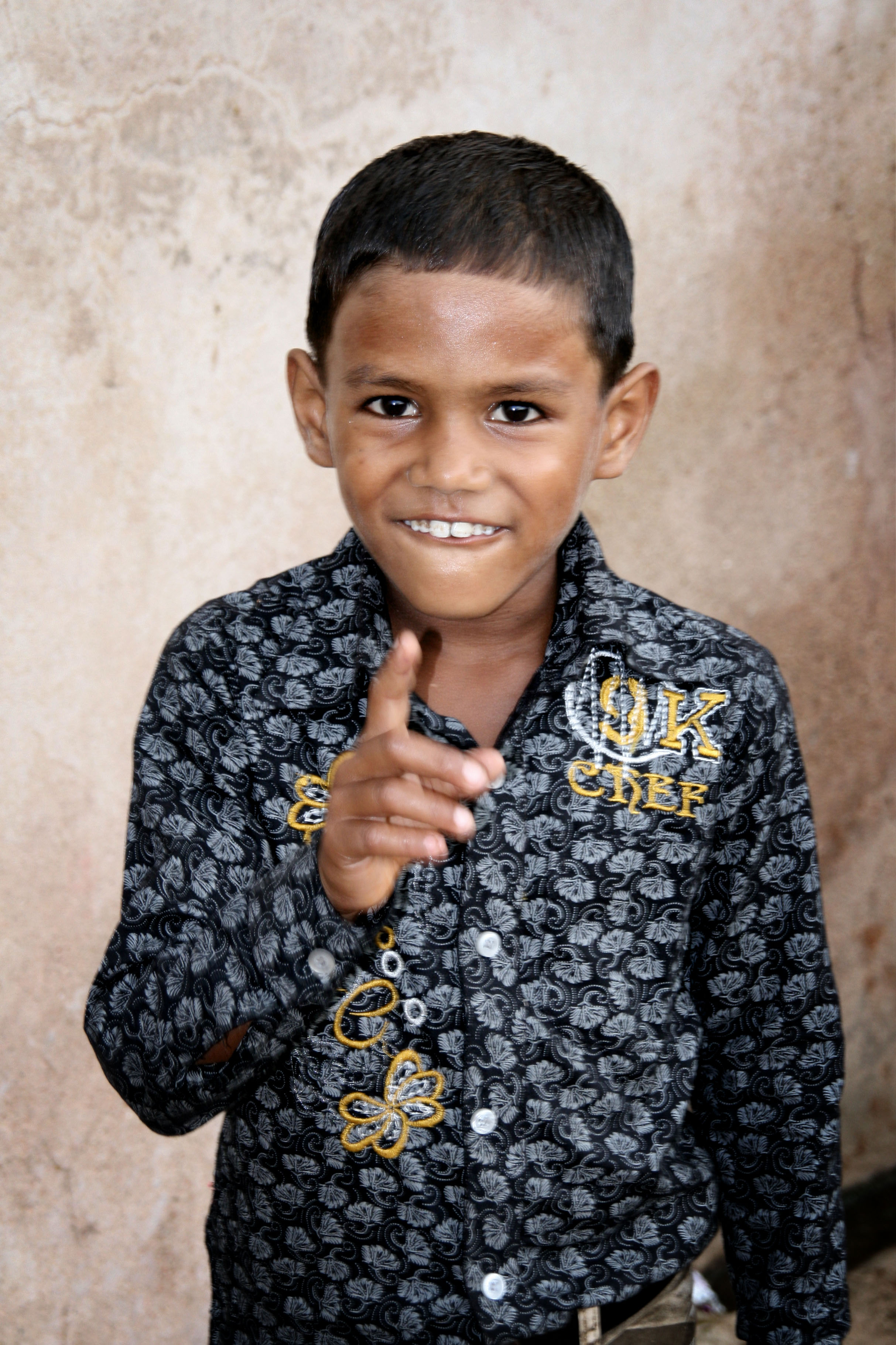 Bambino che addita India 2010 853.jpg