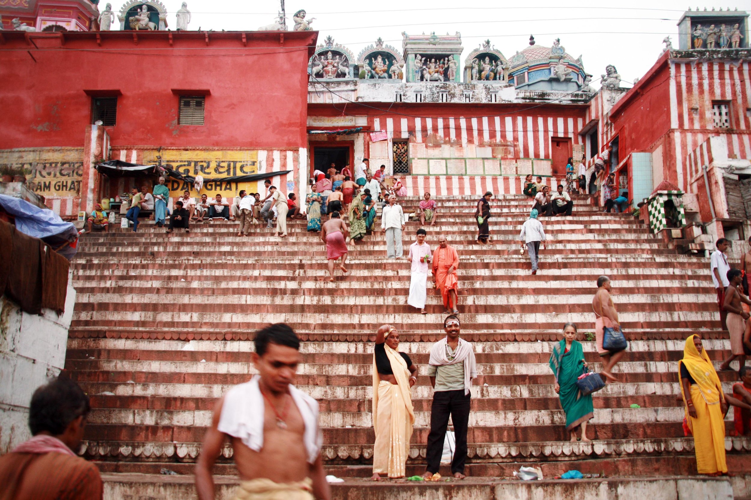 Ghat Varanasi India 2010 410.jpg