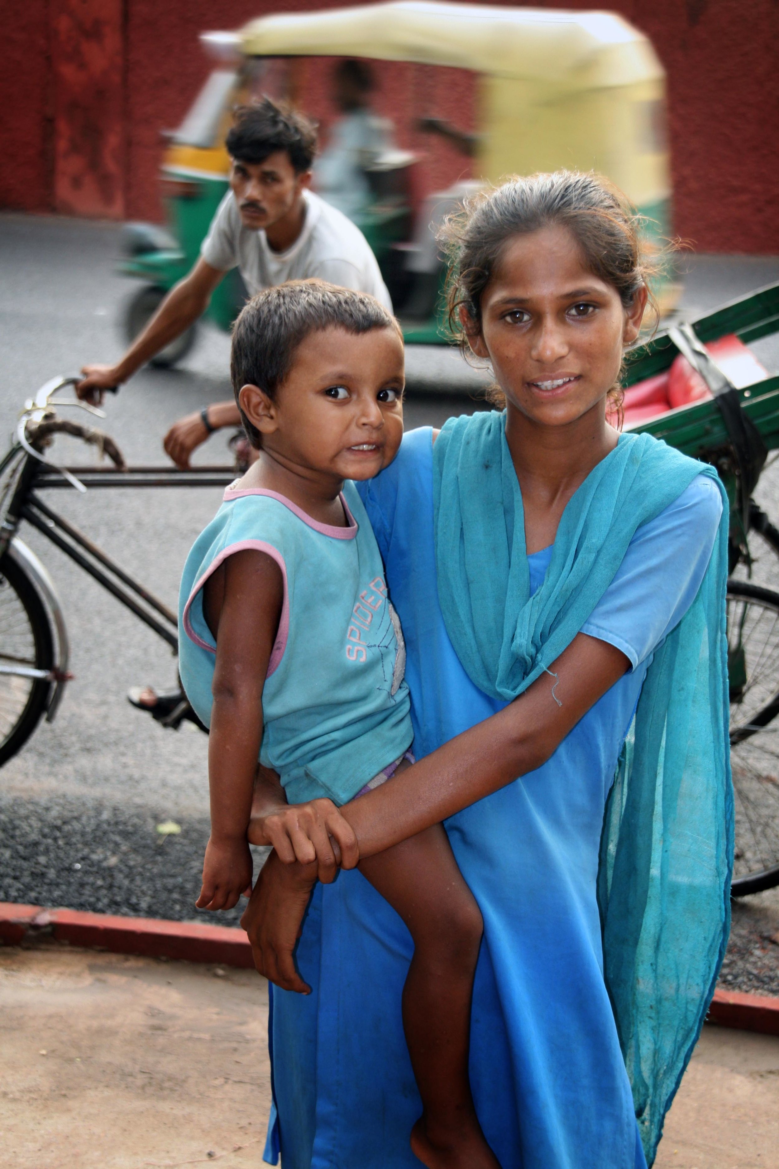 Mamma con bambino in braccio India 2010 1098.jpg