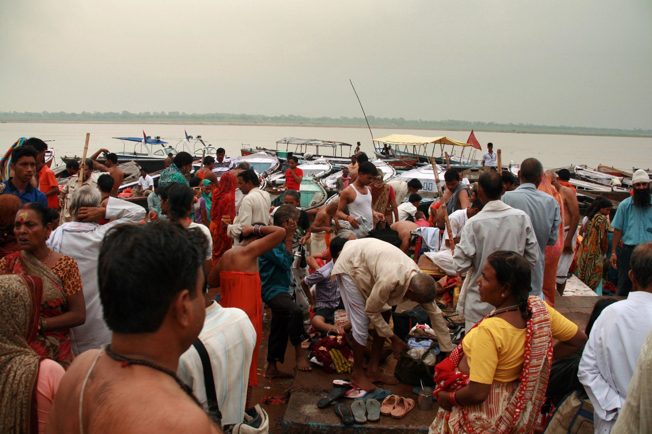 Pellegrini sul Gange India 2010 437.jpg