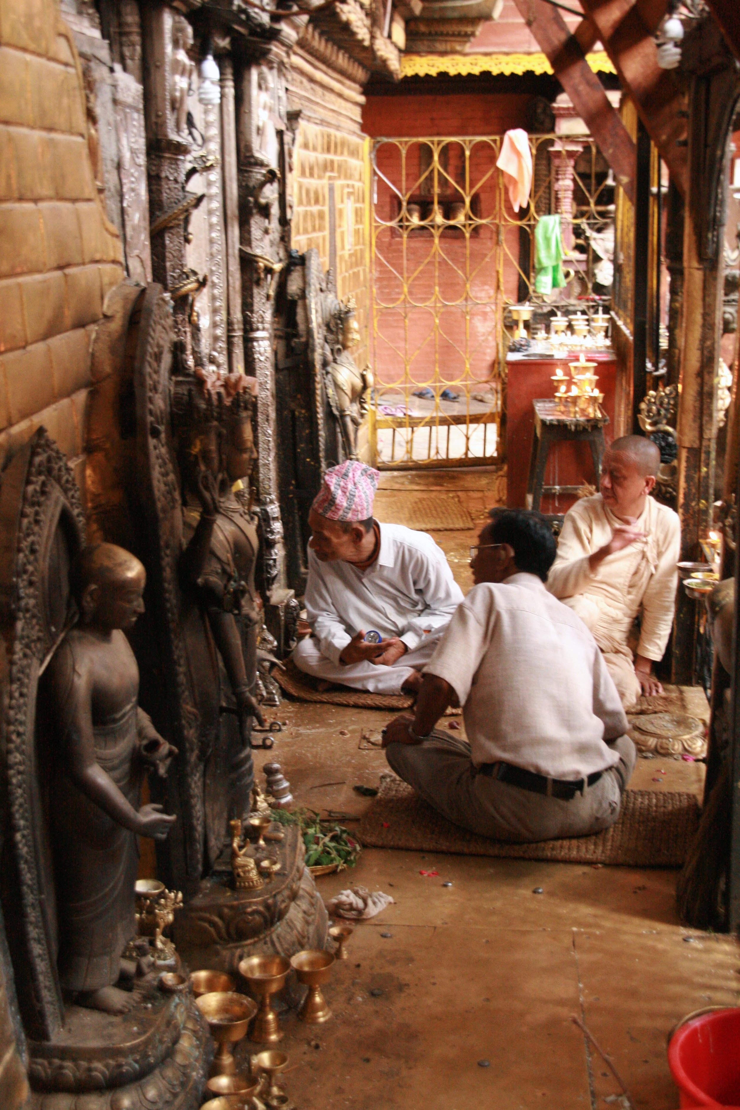 Uomini davati tempio India 2010 195.jpg