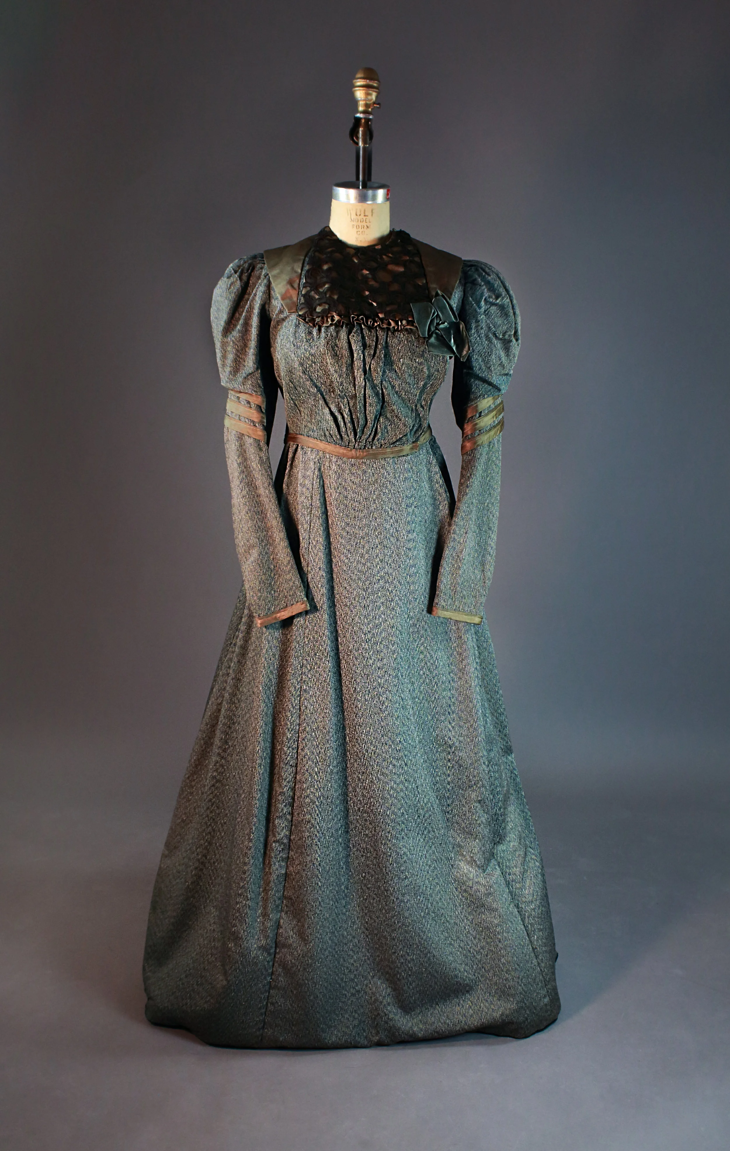  Costume courtesy of the Ian Drummond Collection 