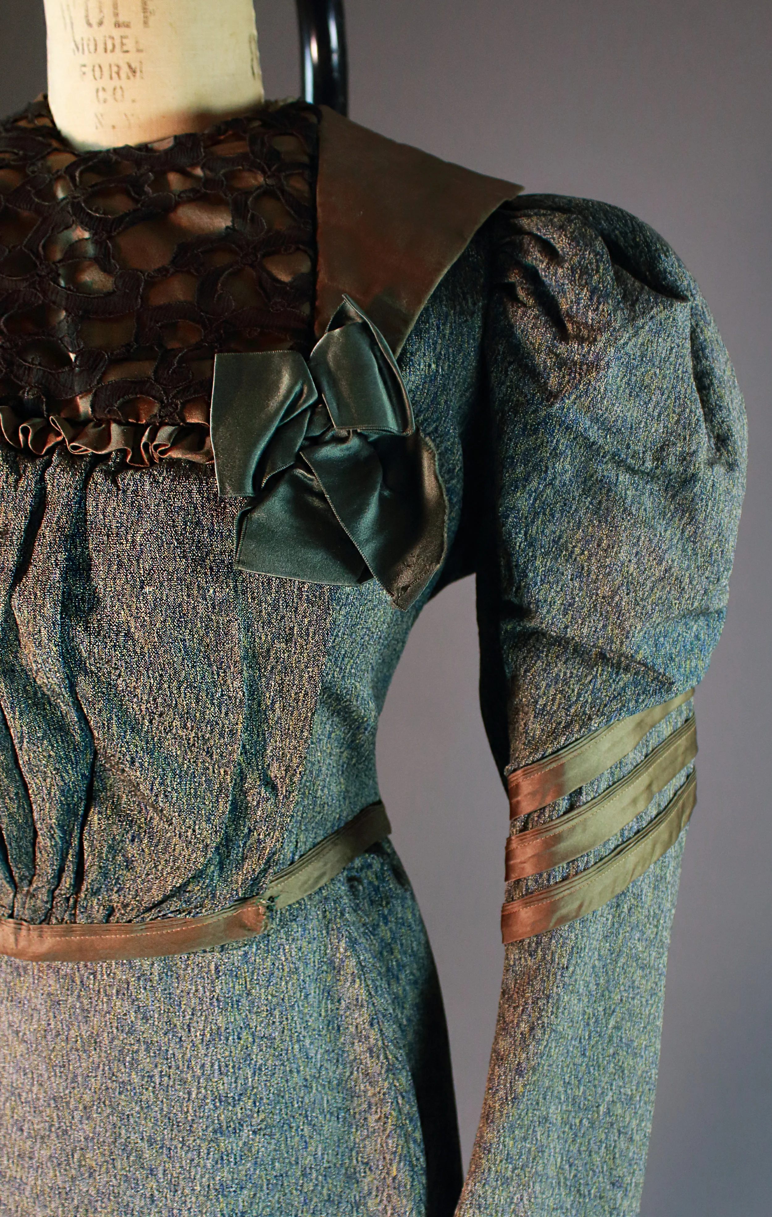  Costume courtesy of the Ian Drummond Collection 