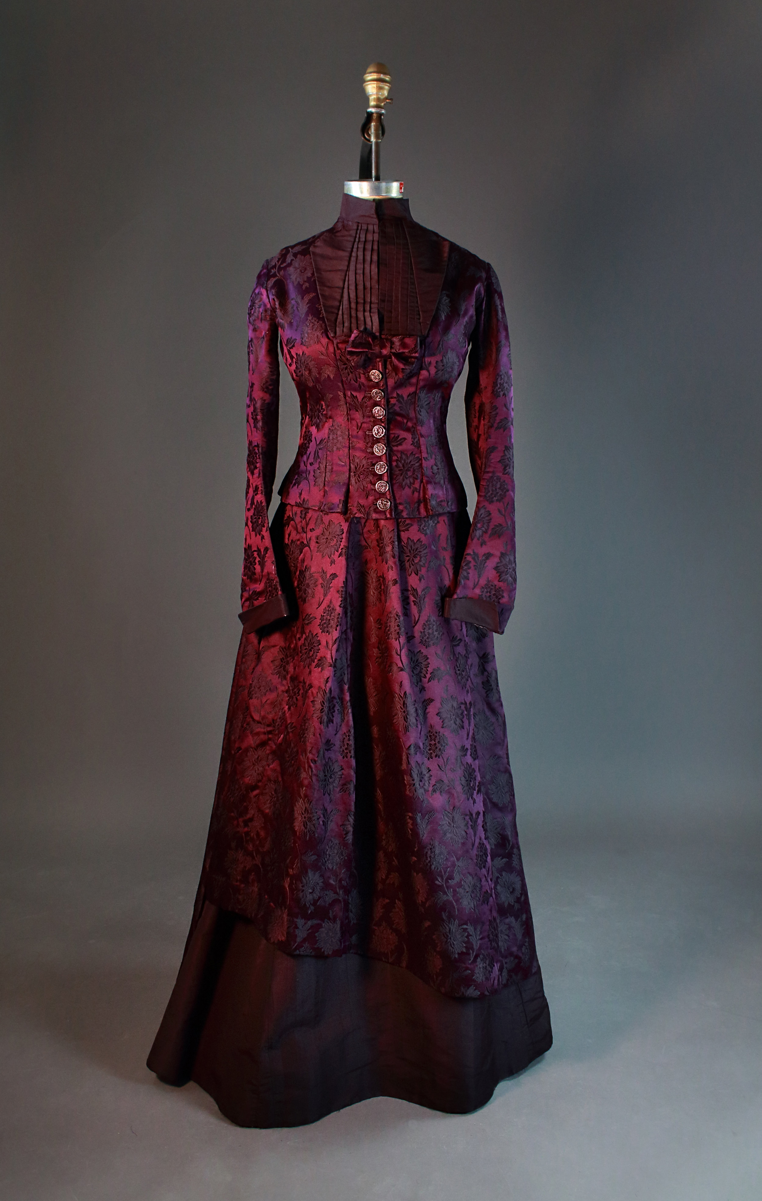  Costume courtesy of the Ian Drummond Collection 