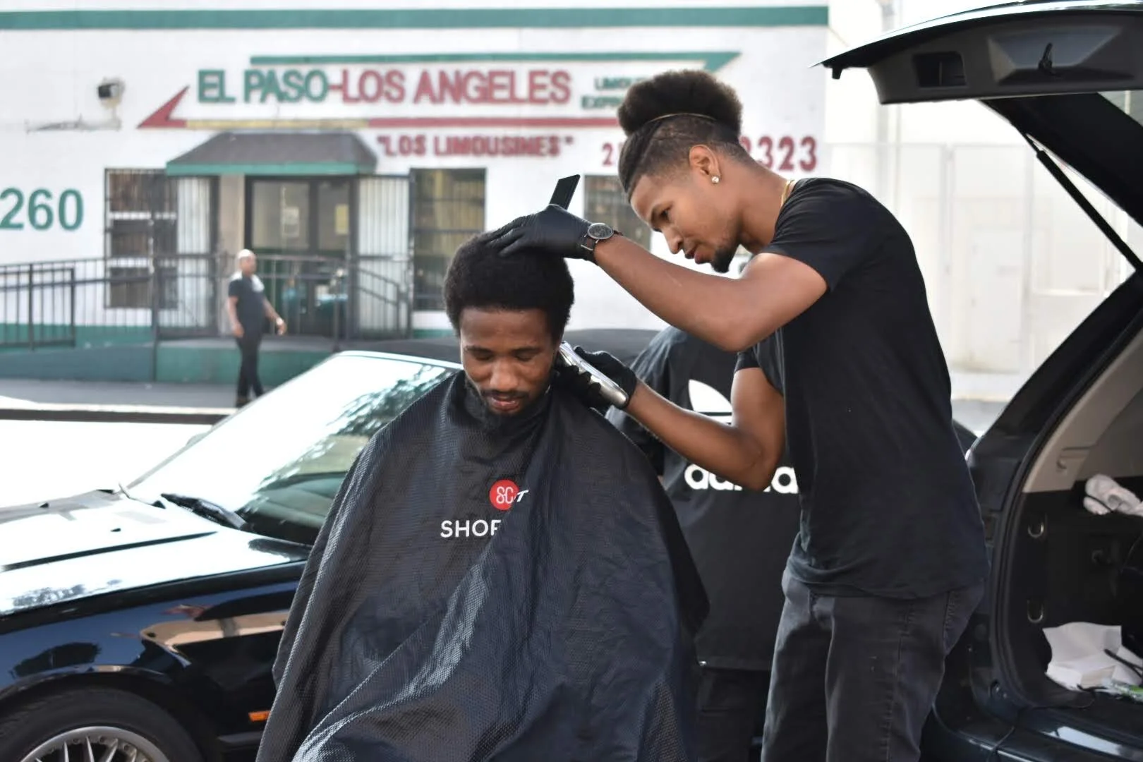 A Barber Donates Haircuts To Homeless In Los Angeles Zzeal