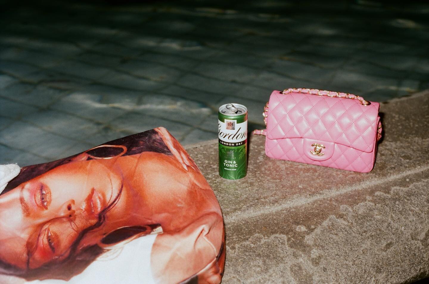 💗 London essentials on #35mm film shot in Trafalgar Square : Chanel bag, G n T and Rihanna&rsquo;s face. Thank you @darcieduck @nectarinegirl 

#rebeccazephyrthomas #stilllife #35mm #Rihanna #fanculture