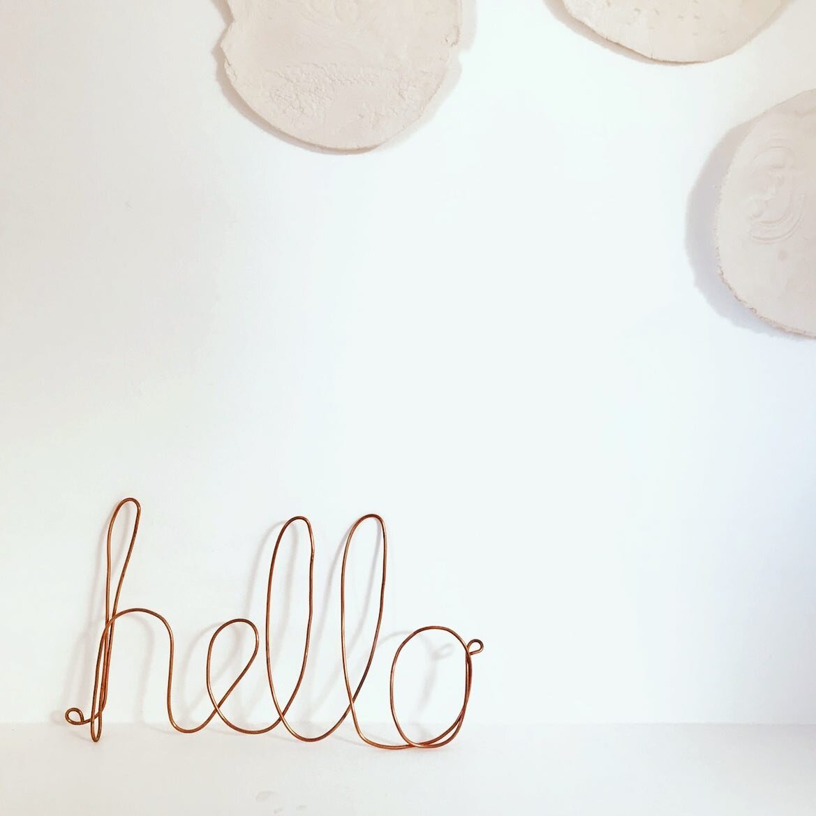 LITTLE THING&rsquo;S..

It&rsquo;s the little things in life that matter the most.. A long time ago, Veerle made these cute ceramic plates, with her little tiny hands.. &amp; this &ldquo;hello&ldquo; bent from iron wire, I found at a little art marke