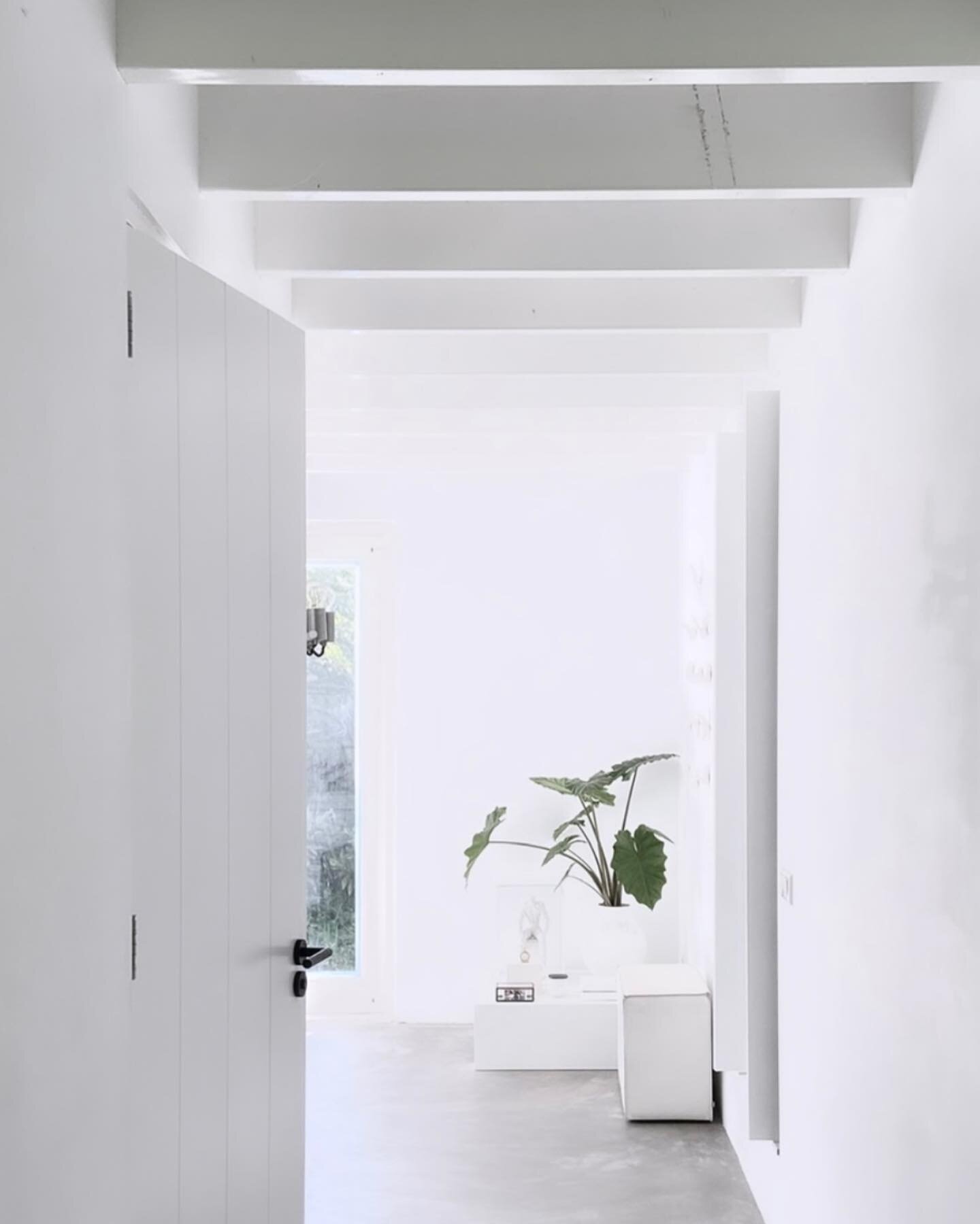 THERE&rsquo;S BEAUTY IN SIMPLICITY..

I always love to wake up in a serene &amp; calm space, where the white surrounding reflects the lovely morning light best.. In this design we mixed bold concrete with the beam constructure in sight &amp; crispy w