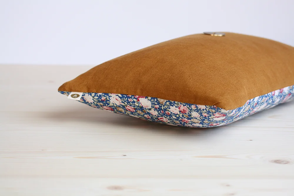coussin-moutarde-fleur-lin-coton-étiquette.jpg