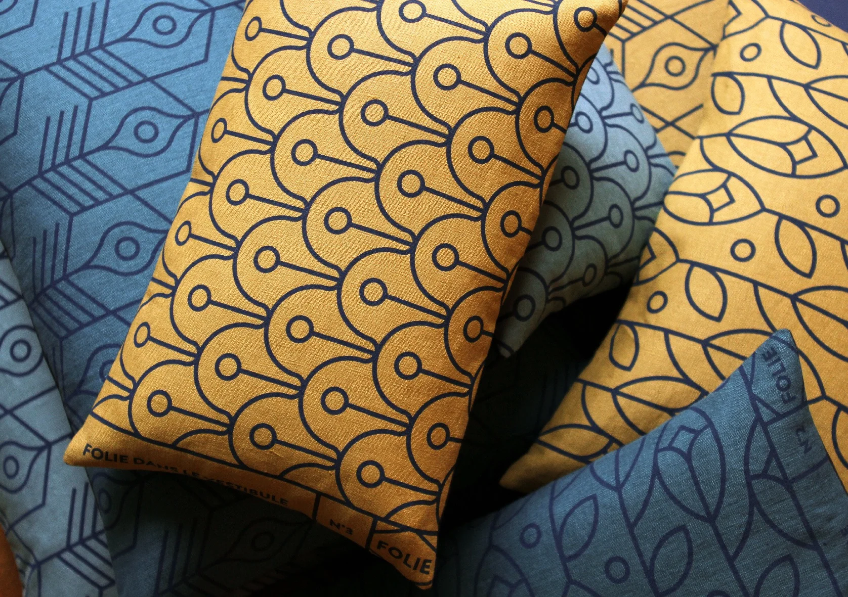 housse-Coussin-en-lin-motifs-FOLIE-artisans-editeurs.jpg