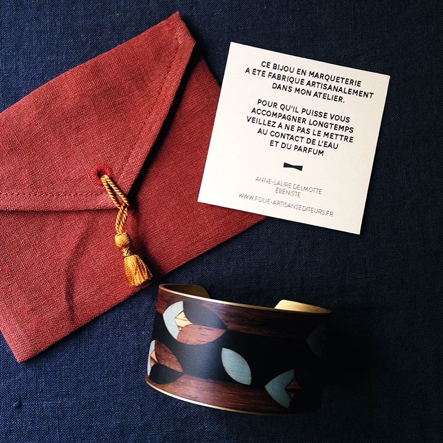 manchette-bois-marqueterie-bijoux-floral-pochette.jpg