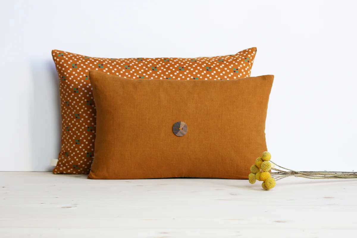 coussin-lin-lave-coton-serie-limitee-boutons.jpg