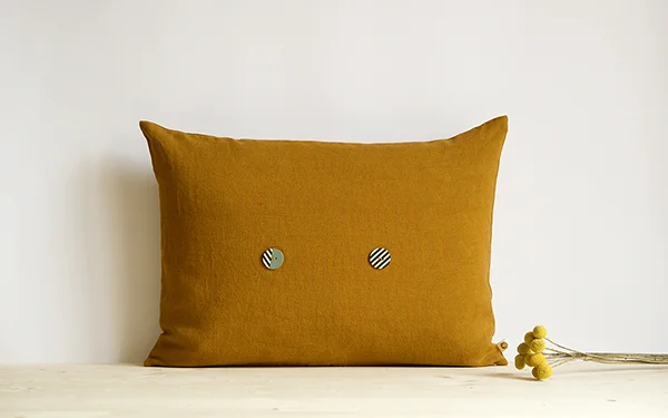 coussin-lin-lave-moutarde-bouton.jpg
