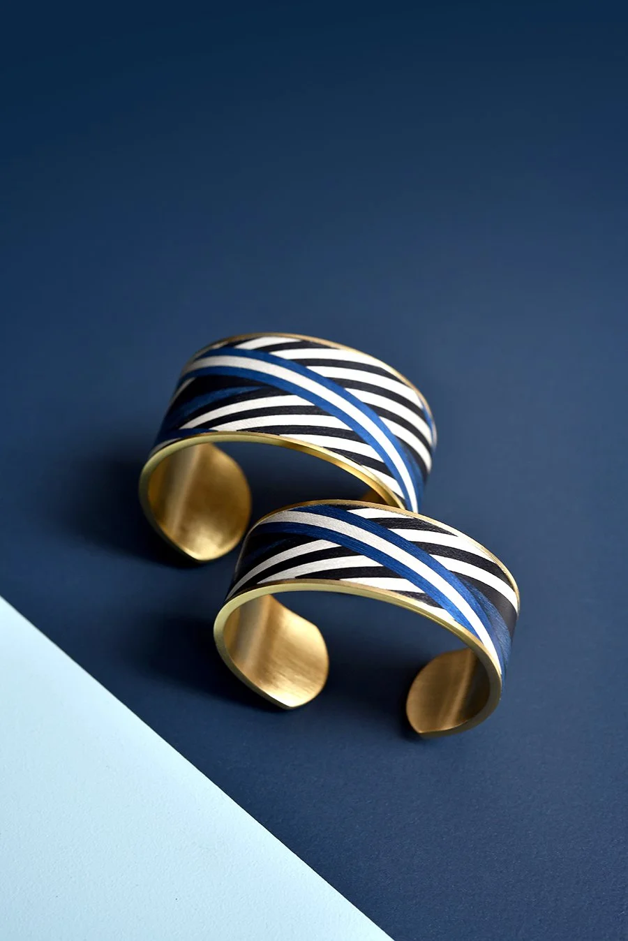 bracelet-manchettes-rayures-bois-marqueterie-duo.jpg
