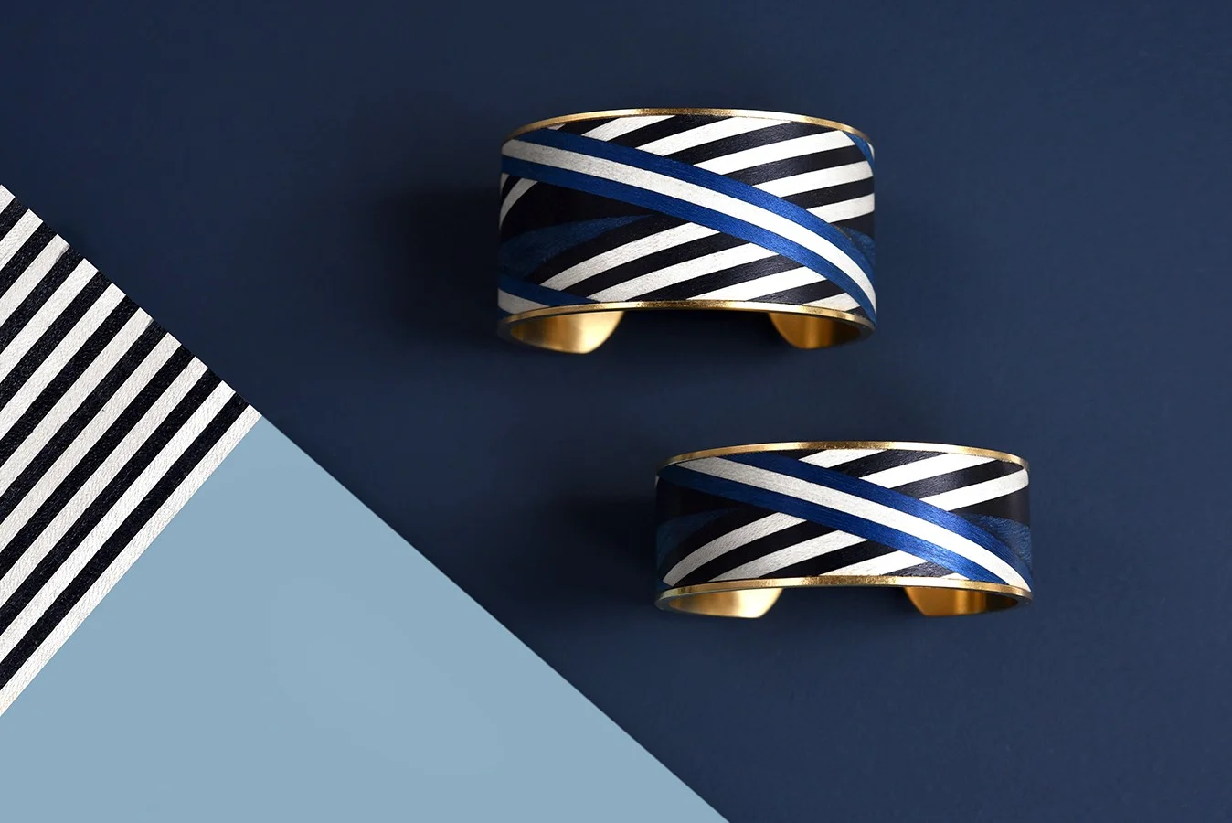 bracelet-manchettes-rayures-bois-marqueterie-bleu.jpg