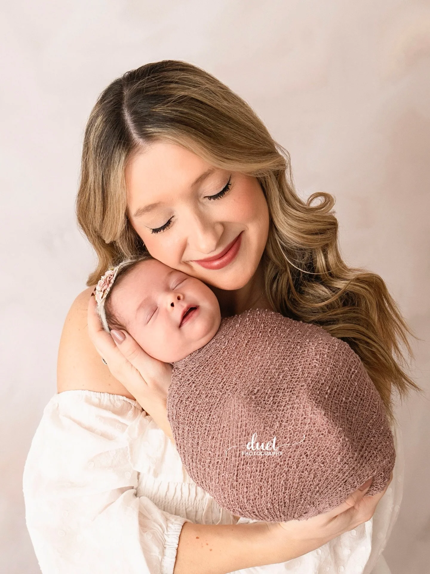 It doesn&rsquo;t get much sweeter than this! Meet newborn Eloise, who visited me in the studio at 3 weeks new. She is surrounded by so much love from her two older sisters, who I have been fortunate to capture over the years. Ryan &amp; Dana have cre