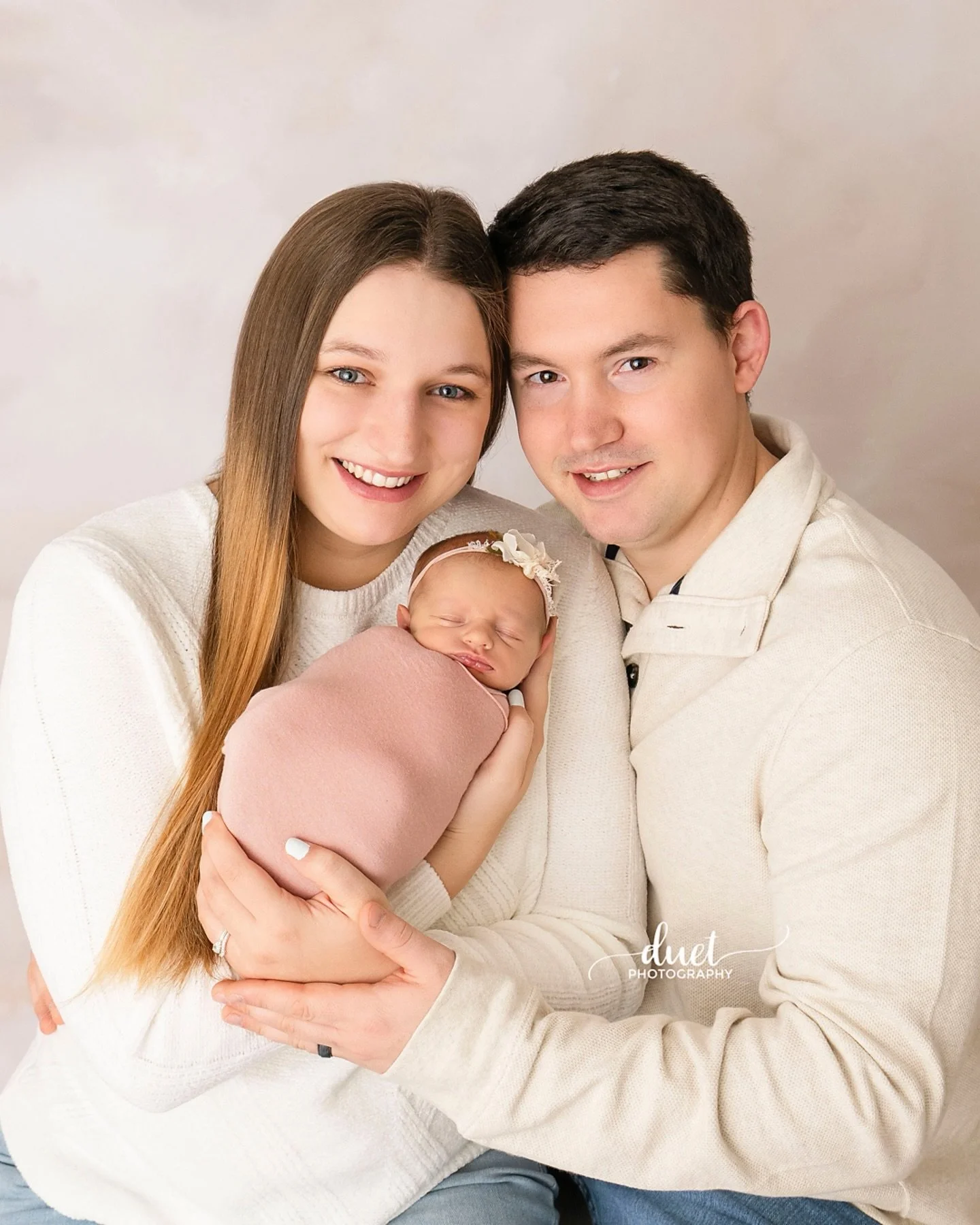 Meet newborn Elliana! This precious newborn baby girl visited me in the studio at just 3 weeks new. She decided to arrive much earlier than her anticipated due date, but is just as healthy as ever. She was so tiny, sweet and sleepy for the entire ses