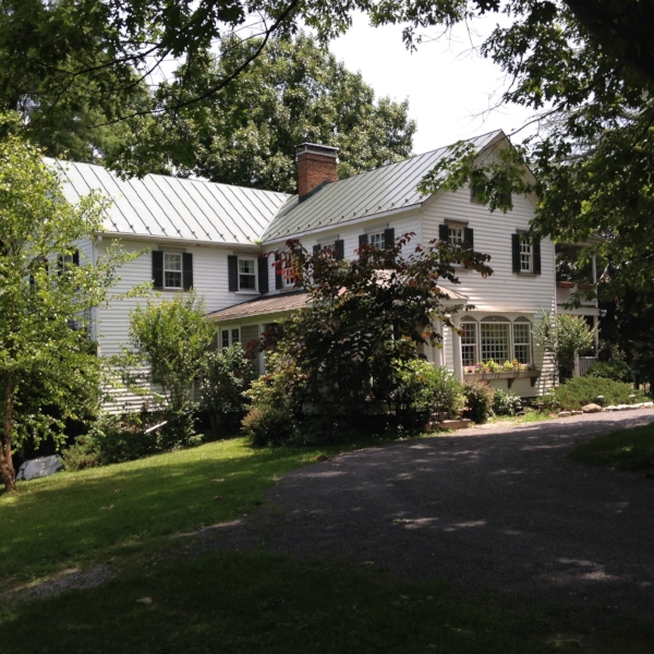 The milk cottage - Experience Country Agrobnb accomodations in our cozy and charming "farmstay" cottages! Our two elegantly furnished cottages give our guests comfortable lodging.